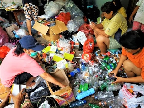 Terlibat dalam kegiatan memilah sampah di RT---